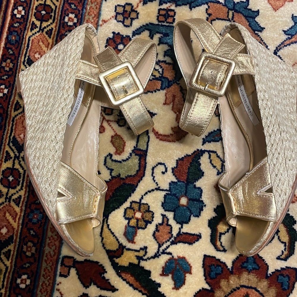 Diane Von Furstenberg Sudan Gold Wedges used. - Picture 4 of 10